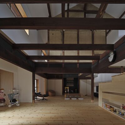 内観　吹抜けのあるリビング：古民家改修