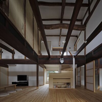 内観　吹抜けのあるリビング：古民家改修