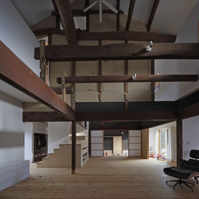 内観　吹抜けのあるリビング：古民家改修