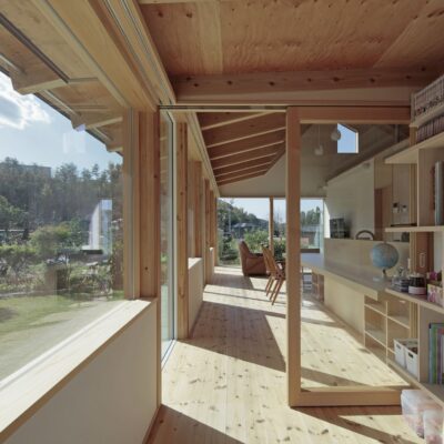 内観　渡り廊下：増築棟