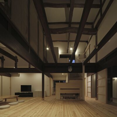 内観夕景　吹抜けのあるリビング：古民家改修